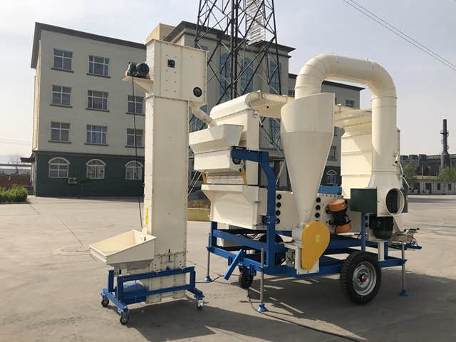 Mobile grain / seed cleaning machine